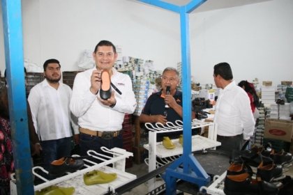 A favor de la econom&iacute;a familiar, Gobierno Estatal concluye entrega de uniformes y zapatos