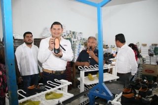 A favor de la econom&iacute;a familiar, Gobierno Estatal concluye entrega de uniformes y zapatos