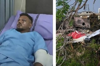 &Uacute;nico sobreviviente del avionazo en India carga el ata&uacute;d de su hermano muerto en siniestro