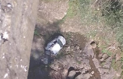 Veh&iacute;culo cae a barranco en el puente Totolapa; activan rescate de emergencia en Huauchinango