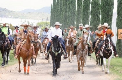 Cabalgata c&iacute;vico-militar reafirma identidad y compromiso con la paz