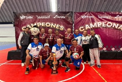 Adultos mayores demuestran su pasi&oacute;n deportiva en el Torneo de Barrios de Cachibol
