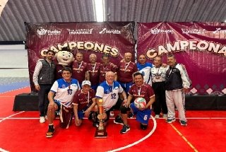 Adultos mayores demuestran su pasi&oacute;n deportiva en el Torneo de Barrios de Cachibol