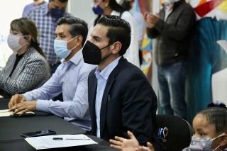 Entrega Mundo Tlatehui mobiliario escolar a escuelas en San Andr&eacute;s Cholula