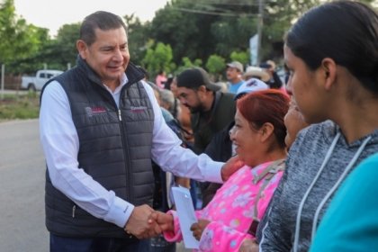 Puebla de pie, gobernador Armenta supervisa entrega de apoyos en El Carrizal
