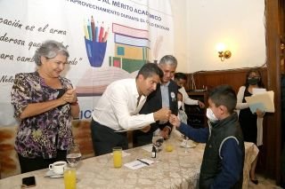 Eduardo Rivera P&eacute;rez entrega reconocimientos a hijos de trabajadores del organismo operador del servicio de limpia