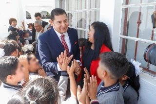 Un regreso con historia: El Gobernador Alejandro Armenta visita su alma m&aacute;ter