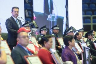 Gobierno estatal y sector empresarial reconocen labor de servidores p&uacute;blicos