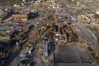 Tornado dej&oacute; al menos 70 muertos en Kentucky