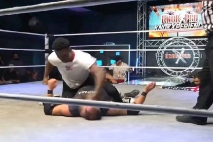 Hijo de la leyenda de la MMA golpea salvajemente a un luchador durante un evento en vivo