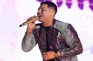 &ldquo;O se controlan o nos vamos&rdquo;: Golpean a Eduin Caz de Grupo Firme en pleno concierto, &eacute;l rega&ntilde;a al p&uacute;blico