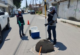 Monitorea Gobierno de la Ciudad calidad en pozos de visita de drenaje en Amalucan y San Jer&oacute;nimo Caleras