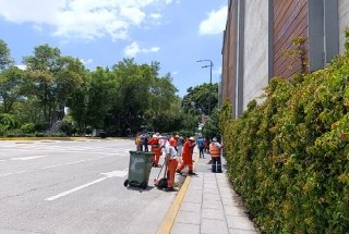 Contin&uacute;an labores de limpieza en el bulevar 5 de Mayo