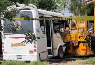 Choque entre microb&uacute;s ilegal de la Ruta 50 y tren deja 21 heridos en Puebla; operaba sin placas