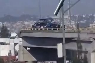 Polic&iacute;as impiden suicidio en Bosques de San Sebasti&aacute;n &nbsp;