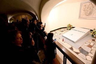 Abren al p&uacute;blico la tumba de Benedicto XVI para que pueda ser visitada en la cripta vaticana