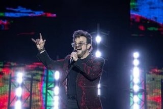Aleks Syntek protagoniza vergonzoso momento en el Grito de Independencia