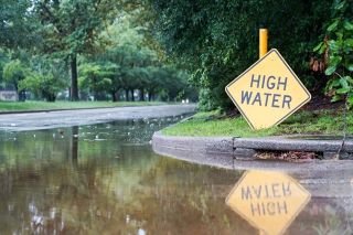 Con 5 muertos a su paso, tormenta tropical Debby contin&uacute;a su camino por el sureste de EU