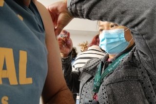 IMSS-Bienestar y Gobierno Estatal mantienen vacunaci&oacute;n en mercados y plazas