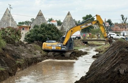 Gobierno estatal despliega maquinaria pesada tras deslaves e inundaciones en Ciudad Serd&aacute;n