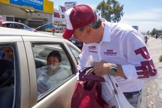 Pepe Chedraui fue arropado por transe&uacute;ntes y conductores en Amalucan&nbsp;