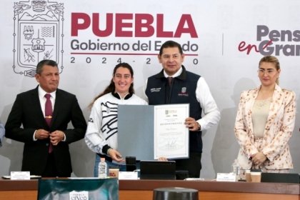 Talento deportivo fortalece a Puebla: Alejandro Armenta distingue a piloto poblana