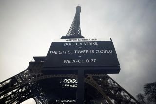 Trabajadores cierran la Torre Eiffel en Par&iacute;s