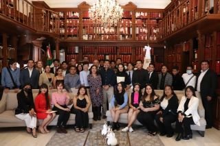 Eduardo Rivera P&eacute;rez recibe a estudiantes de ciencias pol&iacute;ticas de la BUAP en Cabildo Universitario
