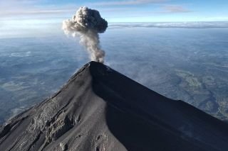 Volc&aacute;n de Fuego vuelve a entrar en erupci&oacute;n en Guatemala; hay flujo de lava y ceniza