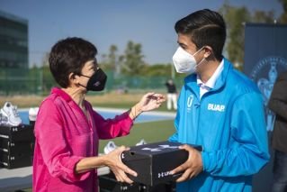 La Rectora Lilia Cedillo entreg&oacute; m&aacute;s de 250 pares de tenis a atletas que participar&aacute;n en la Universiada Nacional