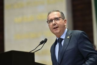 Asaltan al diputado federal Enrique God&iacute;nez en Michoac&aacute;n