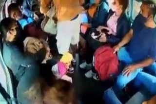 Atraco queda filmado en c&aacute;maras de videovigilancia de una combi