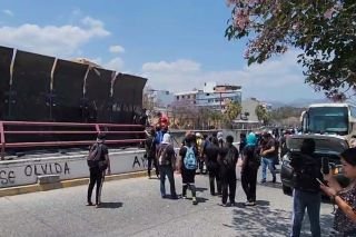 Con pintas y mitin, normalistas exigen justicia para su compa&ntilde;ero Yanqui