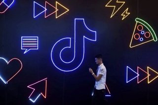 Reto de TikTok pone vidas en riesgo: j&oacute;venes se cuelgan de puentes y edificios