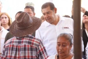 Cumple gobierno de Puebla con familias afectadas por lluvias en La Galarza