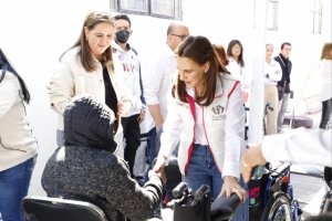MariElise Budib entreg&oacute; 57 aparatos funcionales a personas con discapacidad en la Capital de Puebla