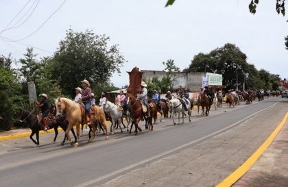 Caballos corren riesgo de caer en un bache durante la cabalgata de la feria de Xiutetelco