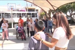 Conviven ni&ntilde;as y ni&ntilde;os del Centro de D&iacute;a del SMDIF con personas adultas mayores