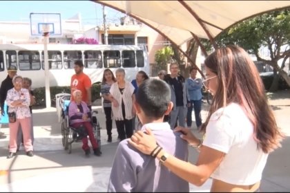 Conviven ni&ntilde;as y ni&ntilde;os del Centro de D&iacute;a del SMDIF con personas adultas mayores