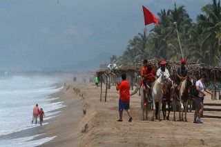 &iexcl;Aguas! Alerta por mar de fondo en 6 estados durante Semana Santa; prev&eacute;n olas de hasta 2.4 metros de alto