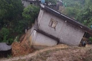 Cerro se derrumba en San Sebasti&aacute;n Tlacotepec, Puebla, casi sepulta a pobladores