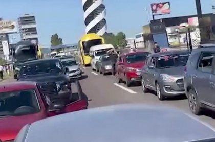 Caos en la V&iacute;a Atlixc&aacute;yotl por bloqueo: solo hay un carril abierto y el tr&aacute;fico se extiende por km