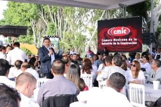 Armenta va por la reactivaci&oacute;n de los constructores poblanos