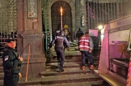 Protecci&oacute;n Civil sofoca incendio en Catedral de Puebla