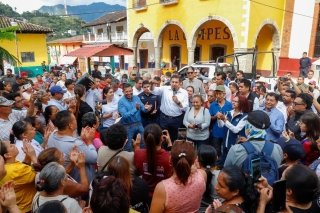 Gobierno federal y estatal restablecen caminos, entregan v&iacute;veres y rehabilitan servicios en Pahuatl&aacute;n