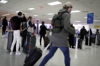 Estados Unidos aconseja no viajar a 8 pa&iacute;ses sudafricanos por variante &Oacute;micron de COVID-19