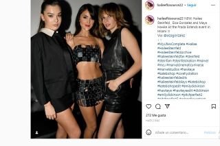 De top y minifalda hecha de espejos, Eiza Gonz&aacute;lez sorprende en evento