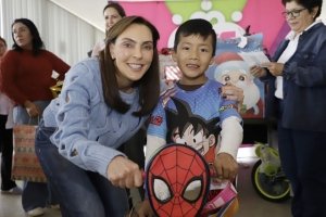 Regala Marielise Budib sue&ntilde;os e ilusiones con entrega de juguetes a ni&ntilde;os y ni&ntilde;as del CMERI