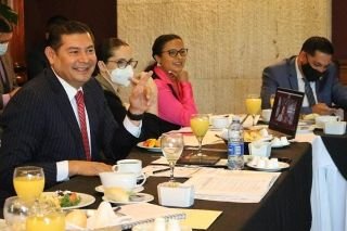 Armenta a favor de frenar las comisiones excesivas por uso de tarjetas de cr&eacute;dito y d&eacute;bito.