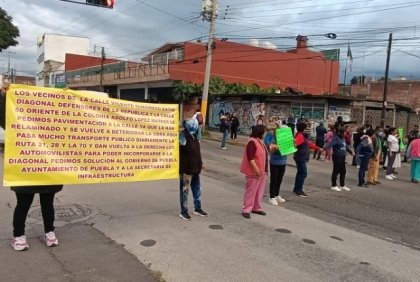 Vecinos bloquean la Diagonal Defensores de la Rep&uacute;blica para exigir reparaci&oacute;n de la calle Vicente Guerrero